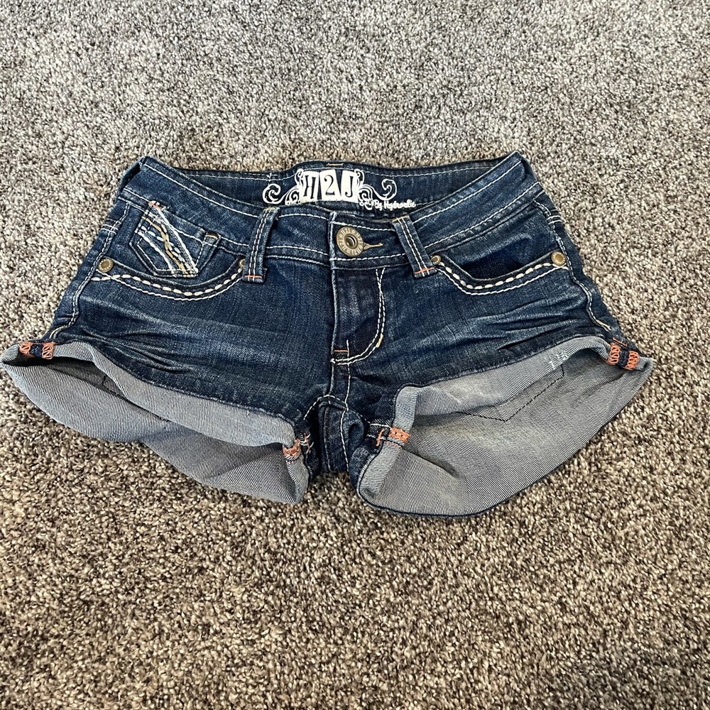 H2J jean shorts size 0. Fits amazingly. Darker denim